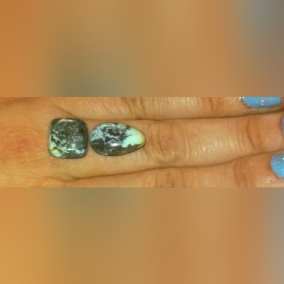 Beautiful pair of matching Snowville turquoise cabochons - Picture 3 of 6